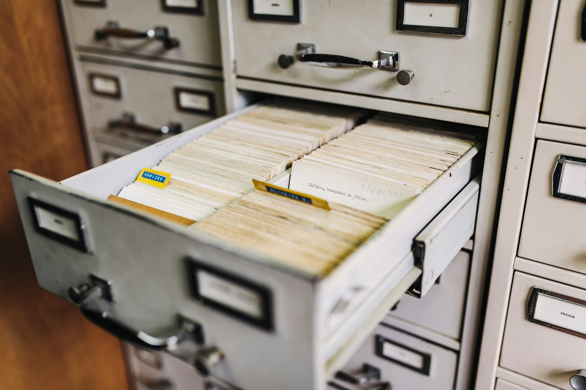 Archivador con documentos ordenados
